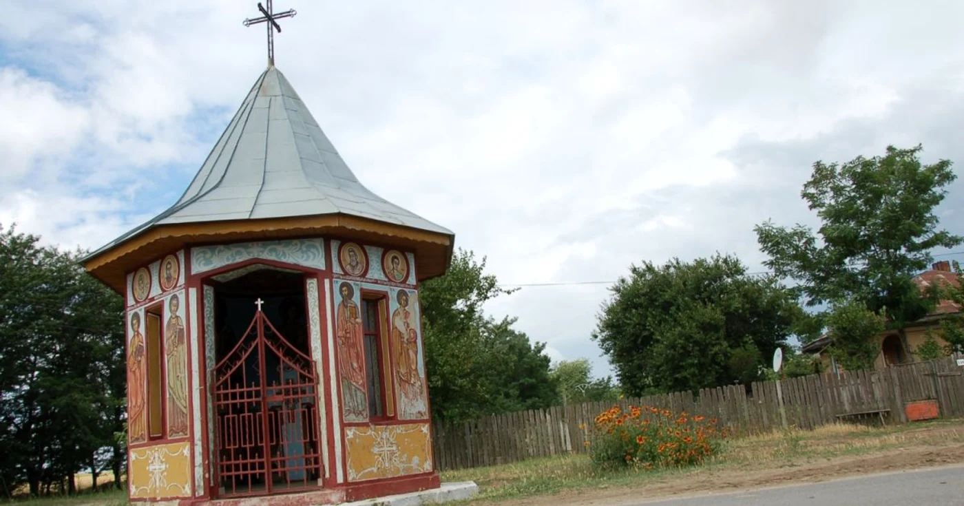 Crucea de leac de la Sudiţi este înconjurată de ziduri de piatră FOTO: Mădălin Sofronie