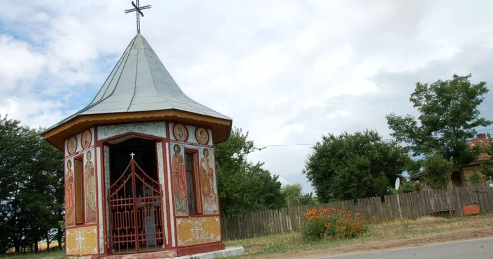 Crucea de leac de la Sudiţi este înconjurată de ziduri de piatră FOTO: Mădălin Sofronie