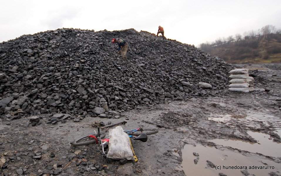 Trei români au săpat pe ascuns o mină de cărbune. Acum sunt anchetați pentru minerit fără licență