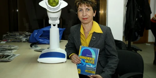 Raluca Anton se împarte între vânzarea de aparate medicale şi orele de curs.