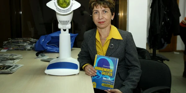 Raluca Anton se împarte între vânzarea de aparate medicale şi orele de curs. 