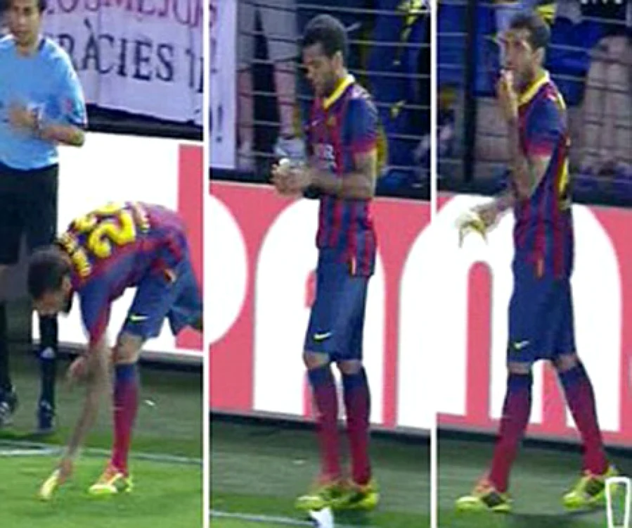 Dani Alves a luat banana de pe gazon şi a mâncat-o, înainte de a bate cornerul