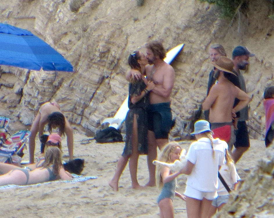 Gerard Butler și iubita, zi de neuitat pe plaja din Malibu