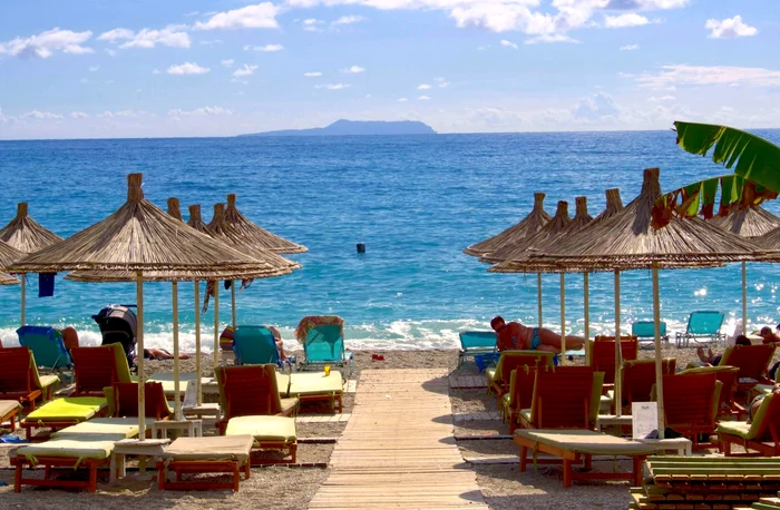 Tot mai mulți români merg în vacanță în Albania / foto: Pexels