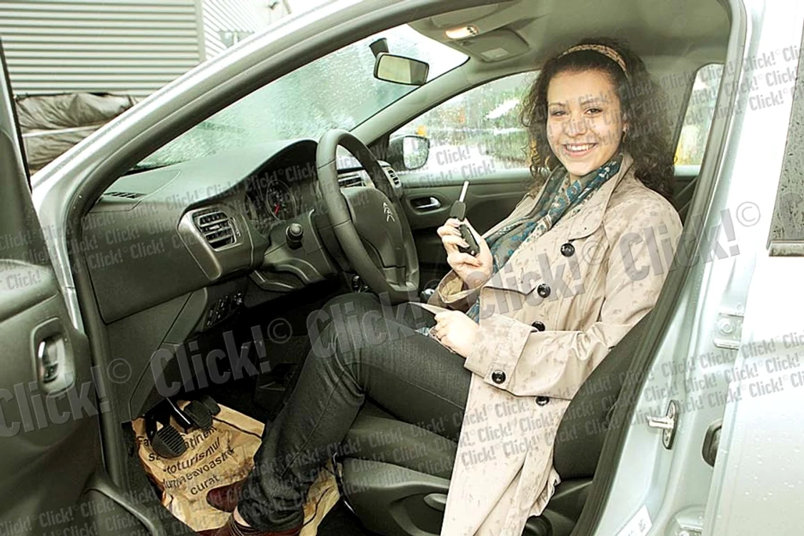 Cristina Zamfira  (18 ani) a sărit în  sus de bucurie când  şi-a văzut premiul (Fotografii: Roberto Sălceanu)