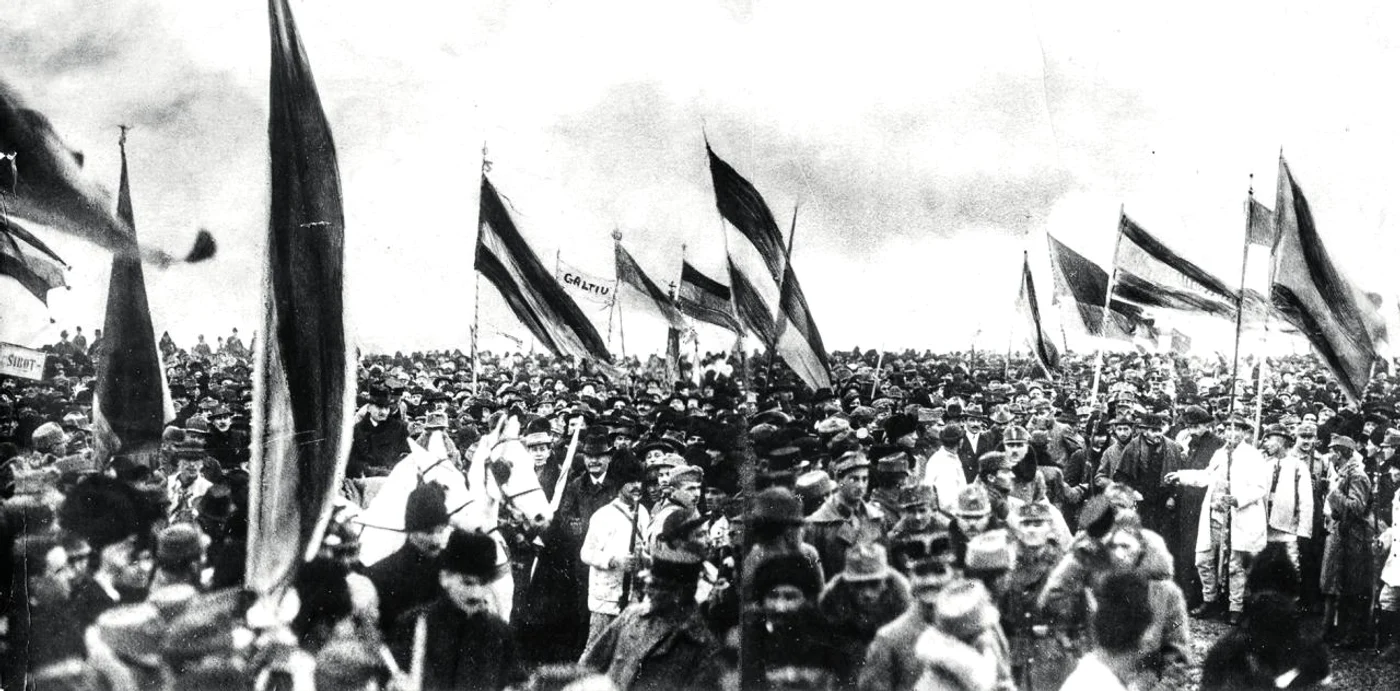 Românii din Transilvania au decis la Alba Iulia, la 1 Decembrie 1918, să se unească cu România