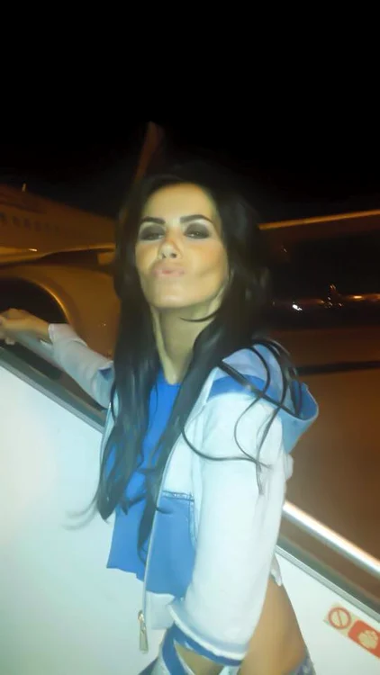 
    Bruneta şi-a anunţat prietenii încă de acum câteva zile că pleacă în vacanţăfoto: arhiva personală  