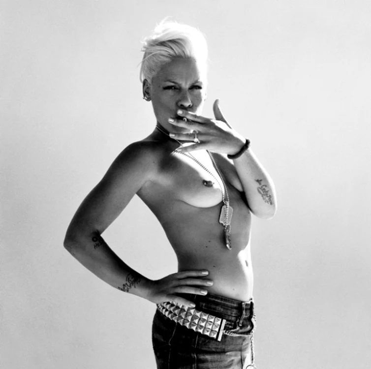 Rebela Pink are un piercing în sfârc