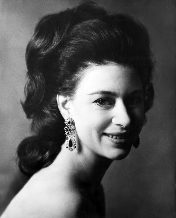 Prințesa Margaret a pozat pentru prima dată cu umerii dezgoliți