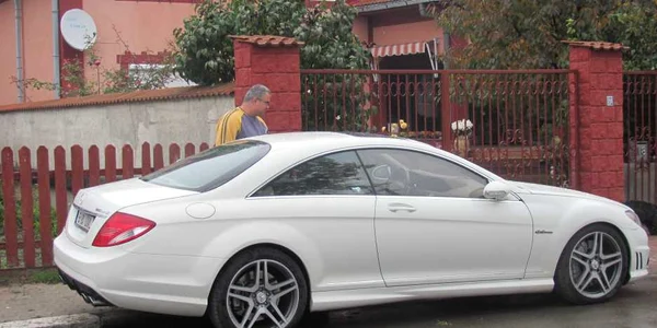 Automobilul marca Mercedes este evaluat de proprietar la 70.000 de euro