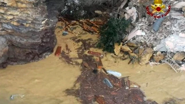 Zeci de sicrie au ajuns în mare după o alunecare de teren în staţiunea Camogli din italia FOTO ANSA via Sky TG24