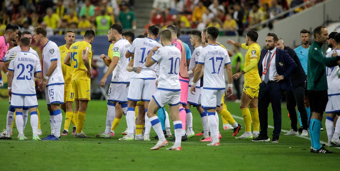 Meciul cu Kosovo, din calificările Euro 2024, a fost întrerupt din cauza incidentelor. Foto Inquam