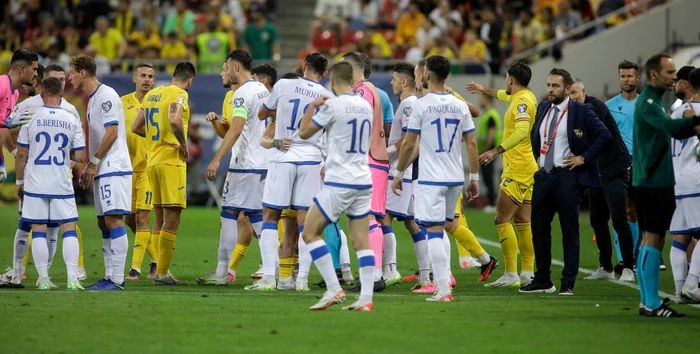 Meciul cu Kosovo, din calificările Euro 2024, a fost întrerupt din cauza incidentelor. Foto Inquam