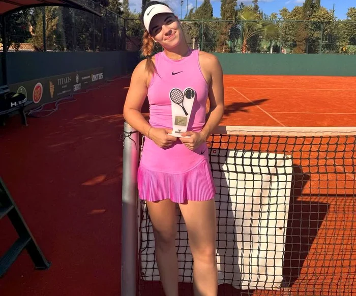 Ilinca Amariei cu un trofeu din circuitul ITF / Sursă foto: Instagram