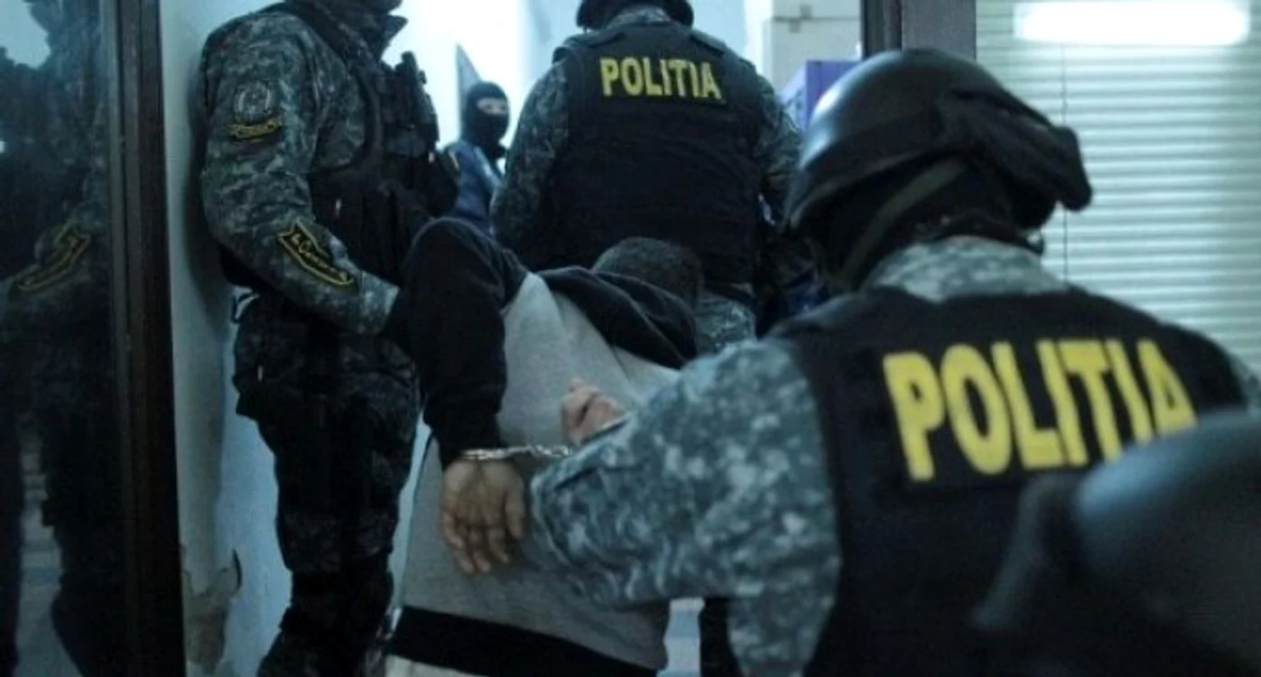 
    Mascații l-au dus pe Mihai Dragoș Știrbu în arestul Poliției Iași unde așteaptă să fie extrădat spre Anglia sau ItaliaFoto: specialarad.ro  