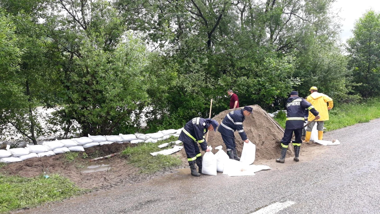 Pompierii au pus saci de nisip în calea râurilor învolburate
