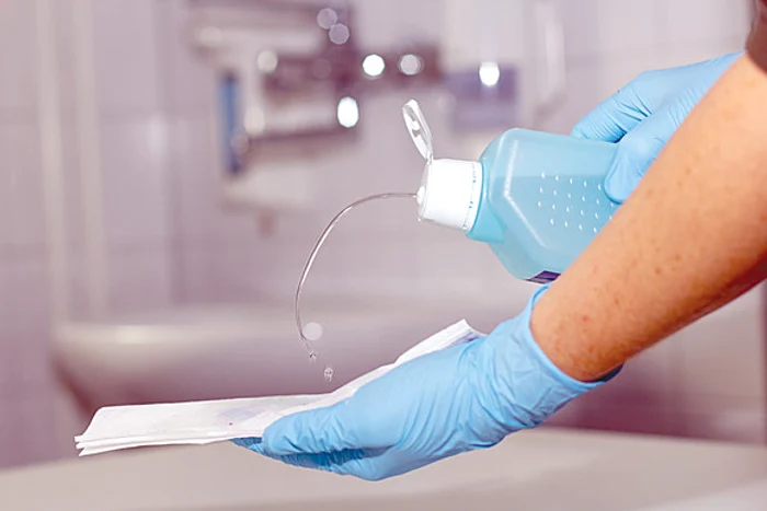 
    Jurnaliştii de la Turnul Sfatului din Sibiu au descoperit soluţii care nu conţineau deloc alcool etilic  