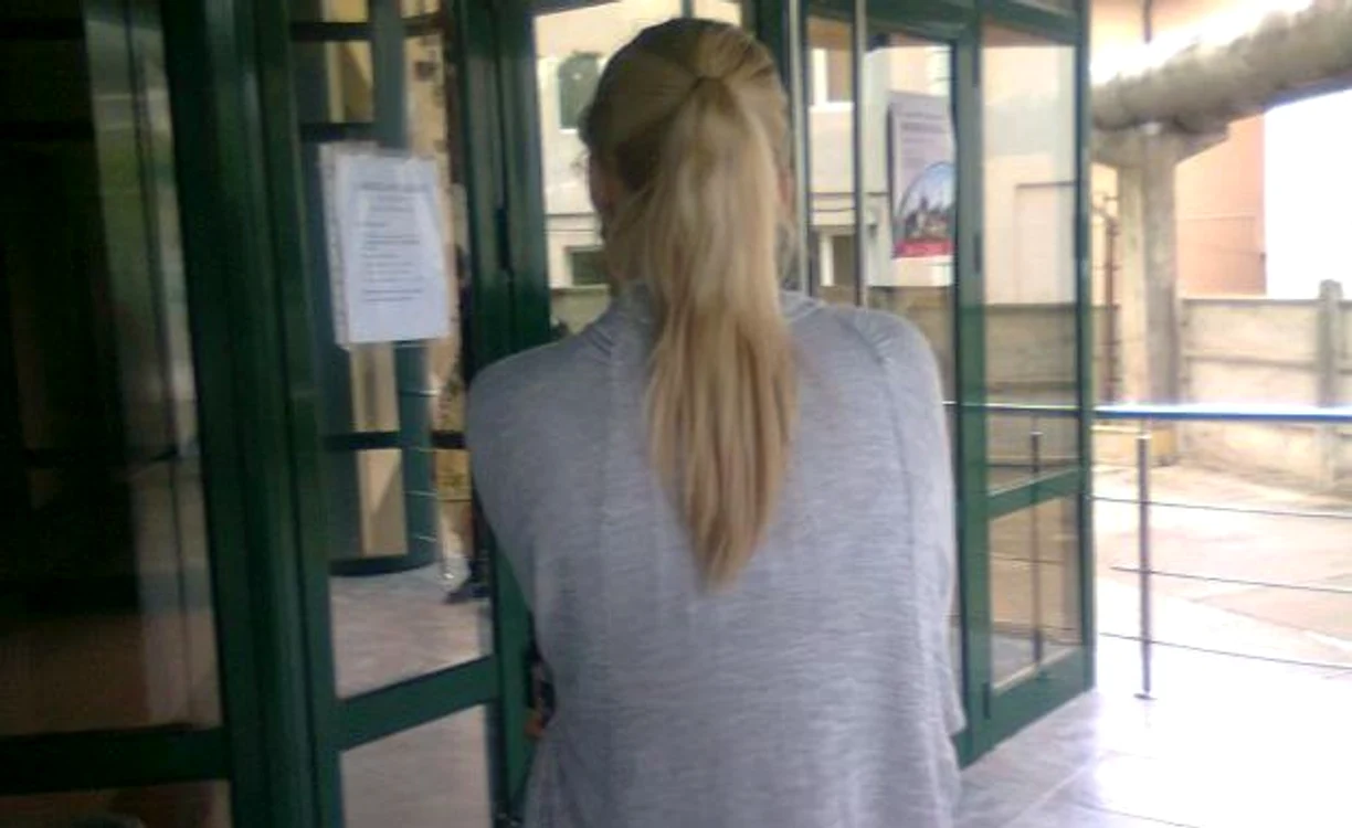 În schimbul banilor, femeia a căzut de acord să-şi schimbe mărturia