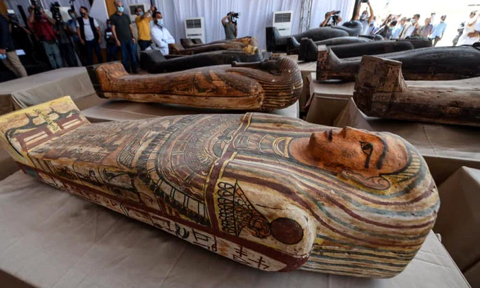 Aproape 60 de sarcofage egiptene intacte, descoperite într o necropolă din Saqqara | FOTO jpeg