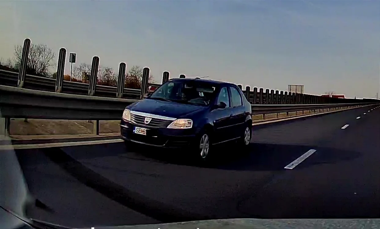 Autoturismul Logan susprins pe contrasens, pe banda de viteză. Foto: Facebook/ Dani Popescu