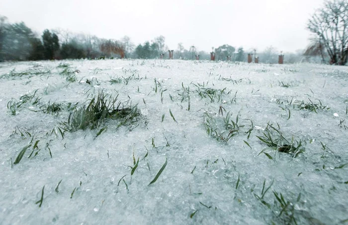 Pe sub gheaţă se mai văd  urme din zăpada de luni