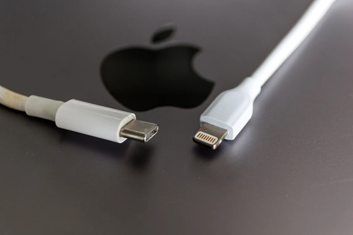 Cablu USB-C (stânga) și cablu Lightning (dreapta) Foto Shutterstock