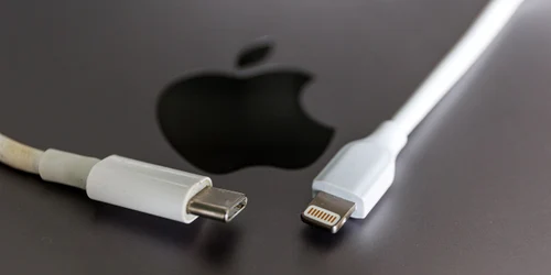 cablu USB C si cablu Lightning apple Foto shutterstock 2165279037 jpg