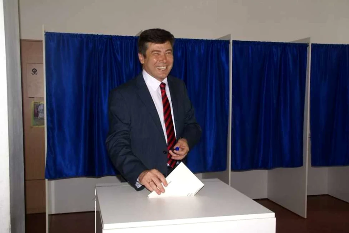 Actualul preşedinte interimar al CJ Argeş, Florin Tecău, a obţinut peste 60% din voturile exprimate. Numărătoarea continuă