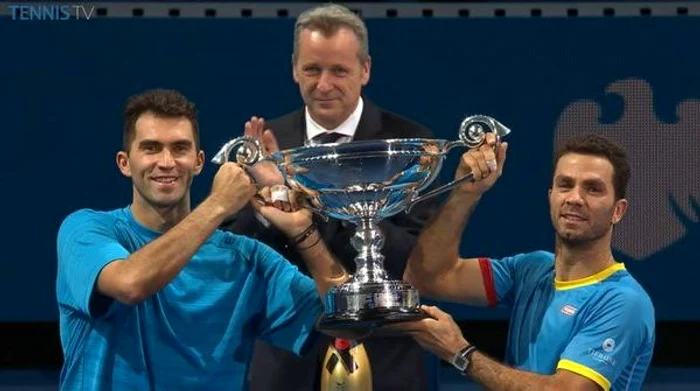 
    Horia Tecau si Jean Julien Rojer cu trofeul cuvenit liderilor mondialiFoto: Doartenis.ro  