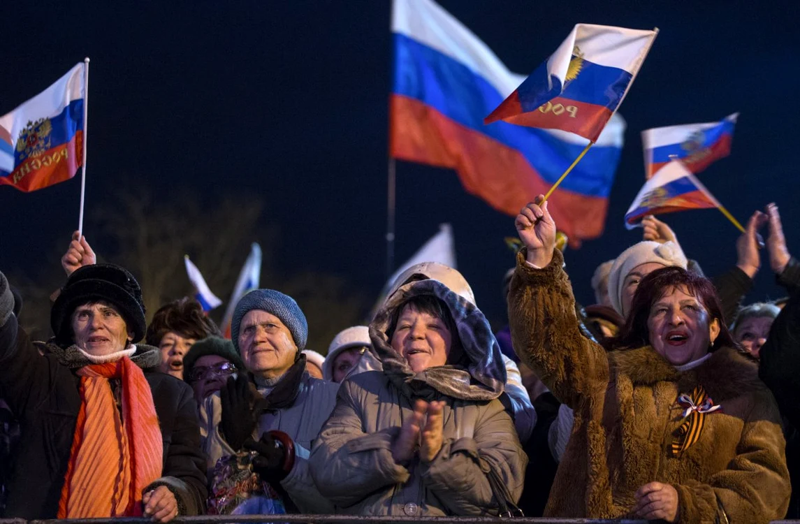 Oamenii adunați la Kremlin pentru a sărbători anexarea Crimeii