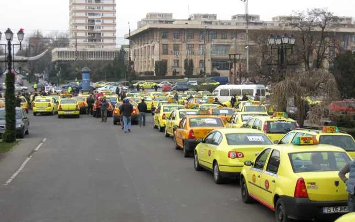 Taximetriştii s-au înghesuit pe esplanada Palatului Culturii