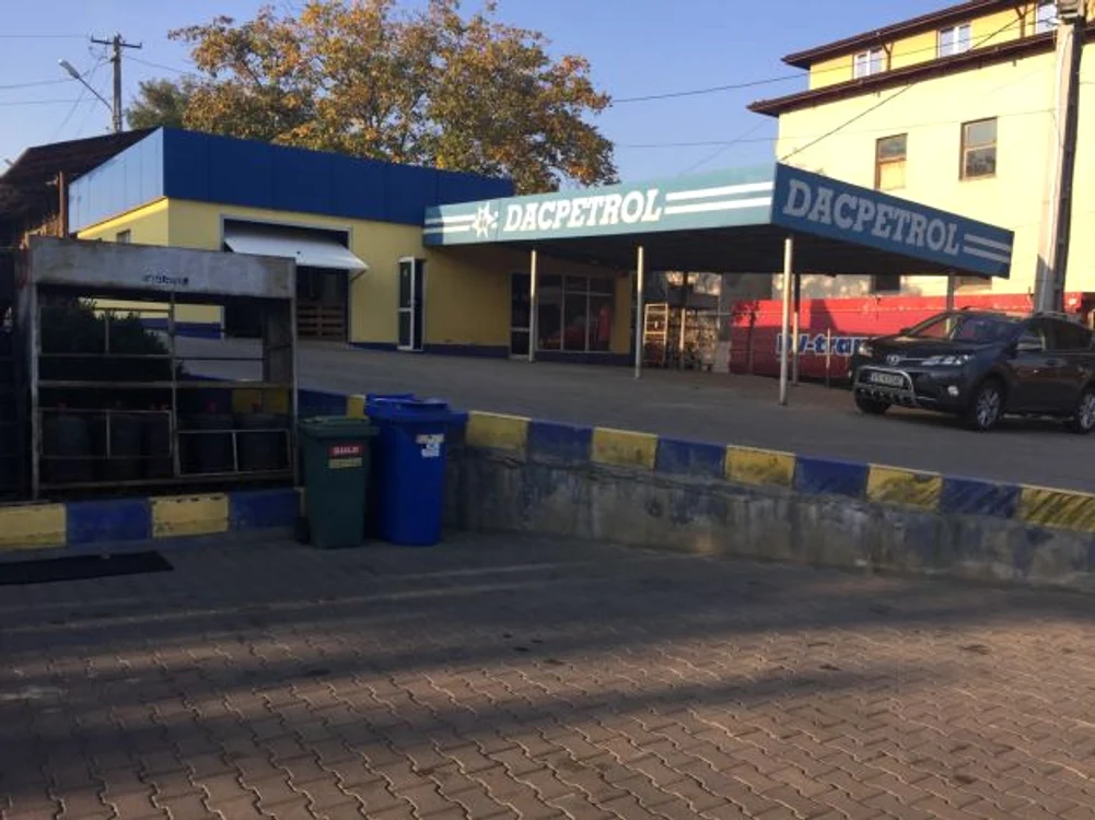 Pompierii au stins maşina la timp, altfel era posibil ca toată benzinăria să sară în aer