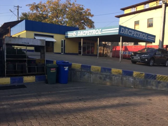 În această benzinărie se află cuşca maimuţei