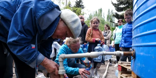 Localnici din Mariupol stau la coada sa ia apa FOTO Profimedia 