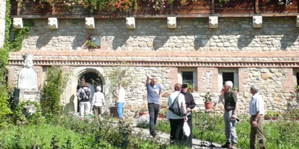 Turiştii sunt ghidaţi de o măicuţă în curtea de la Suceviţa