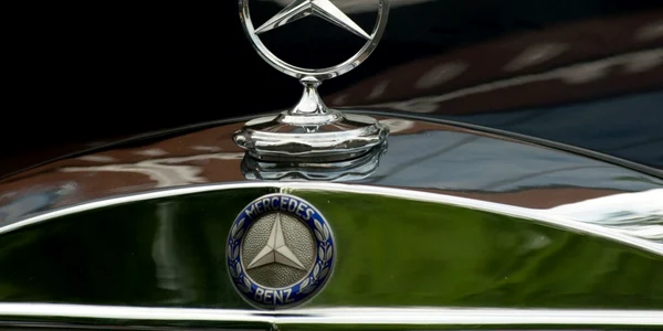 mercedes benz emblema logo foto shutterstock