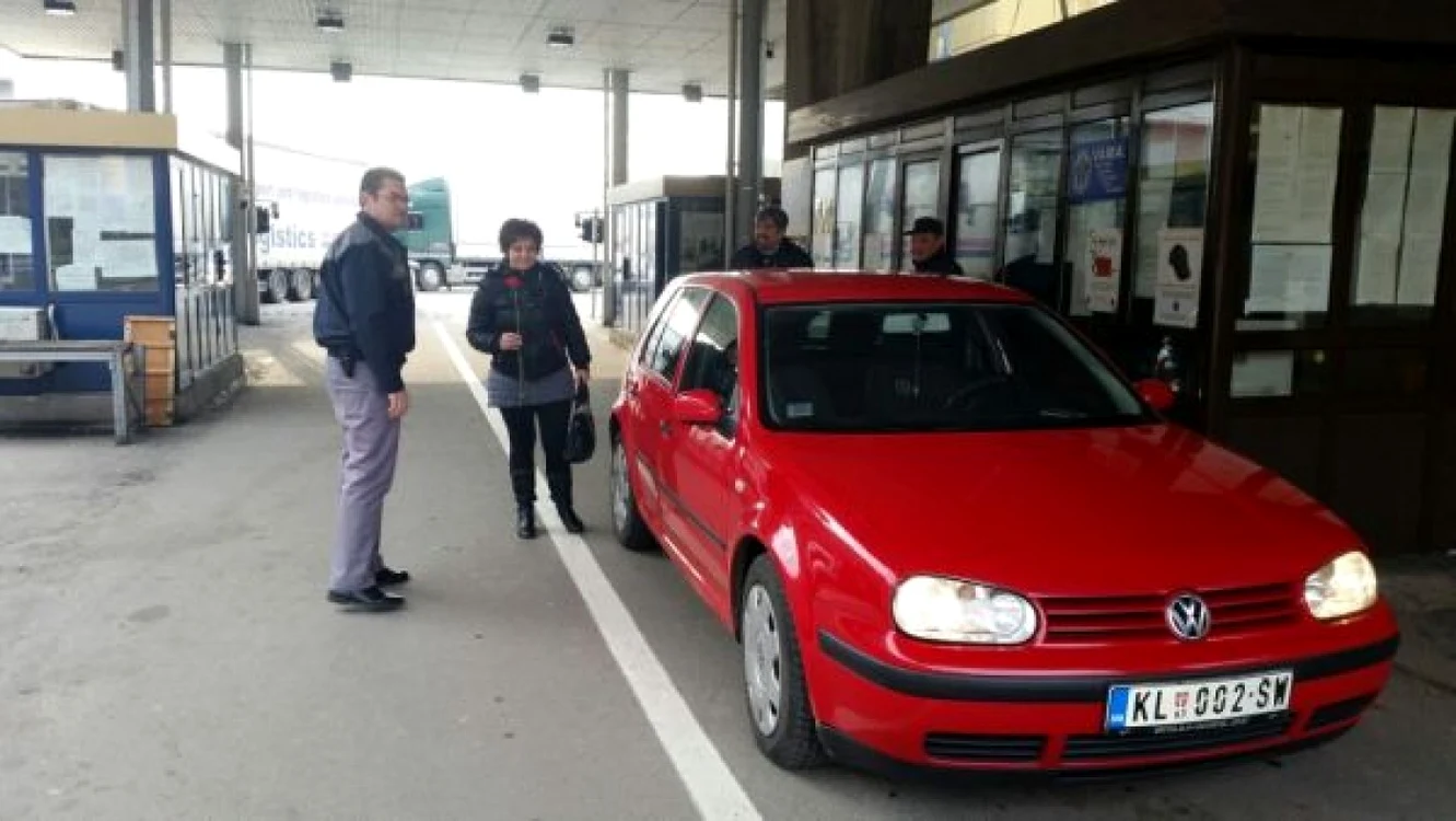 Doamnele întâmpinate cu flori in vama de la Porţile de Fier I
