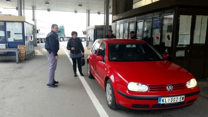 Doamnele întâmpinate cu flori in vama de la Porţile de Fier I