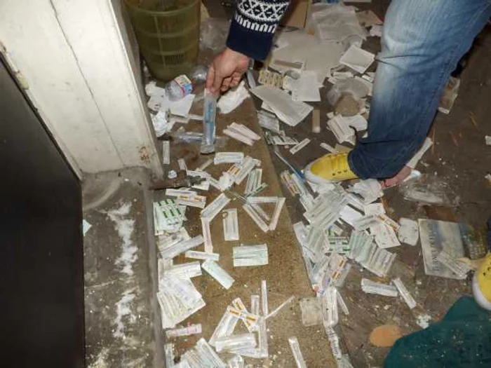 Dezastrul lăsat de autorităţi în fosta maternitate a Severinului