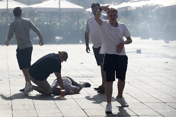 
    Un suporter englez a fost lăsat inconștient în urma luptelor de stradăFoto: Getty  