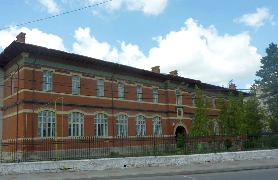 Sediul Liceului Teologic Mechisedec Ştefănescu din Roman FOTO Facebook