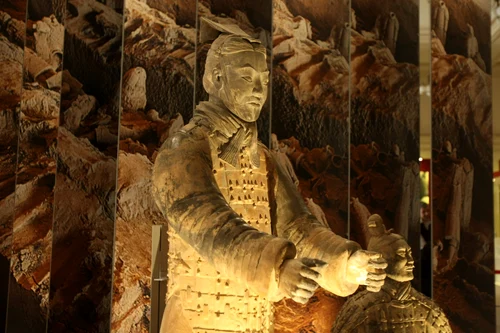 Imagini cu câteva dintre cele 101 artefacte de la expoziţia-eveniment "Comorile Chinei" FOTO Marian Iliescu