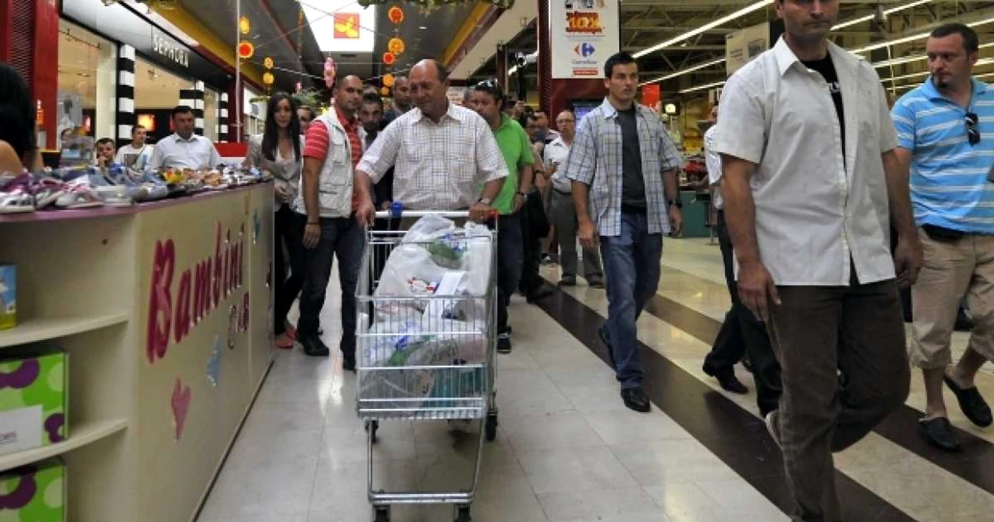 Traian Băsescu la cumpărături  FOTO Mediafax