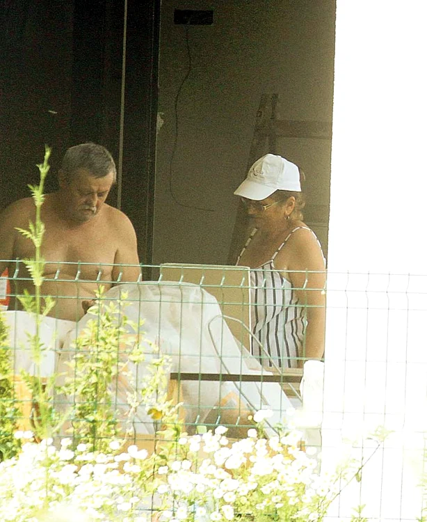 Mama și tatăl vedetei au venit în București special pentru a-și ajuta fiul