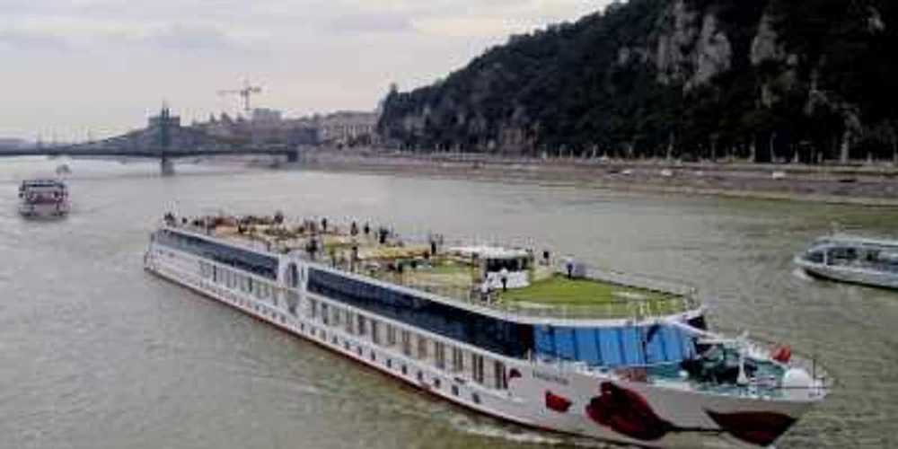 O navă cu 137 de persoane la bord a lovit un pod pe Canalul Main-Dunăre din Germania. Ce s-a întâmplat cu pasagerii și echipajul