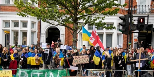 protest lucruri lăsate în faţa ambasadei rusiei din londra - foto facebook ukraine ua