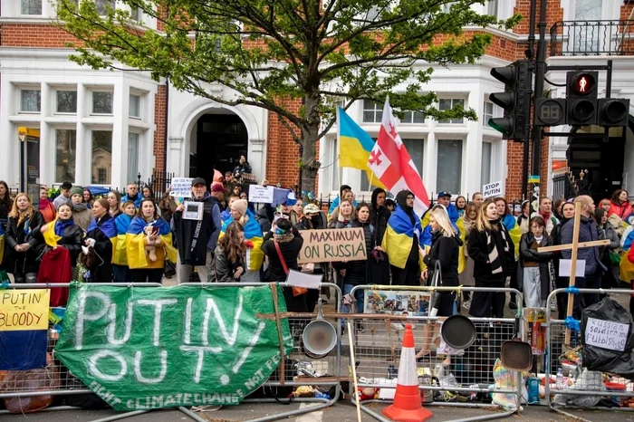 Protest cu tigăi, tampoane şi electrocasnice uzate în faţa ambasadei Rusiei din Londra FOTO: Facebook/Ukraine UA