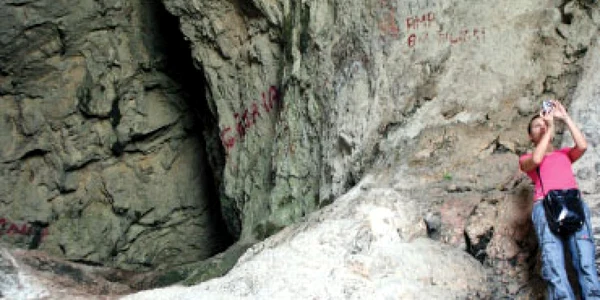 Peşteră abandonată odată cu legenda ei