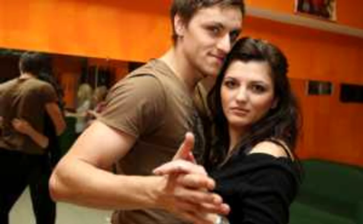 Simona Pistol şi Aurel Trifu învaţă să danseze salsa 