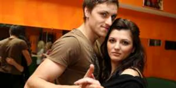Simona Pistol şi Aurel Trifu învaţă să danseze salsa 